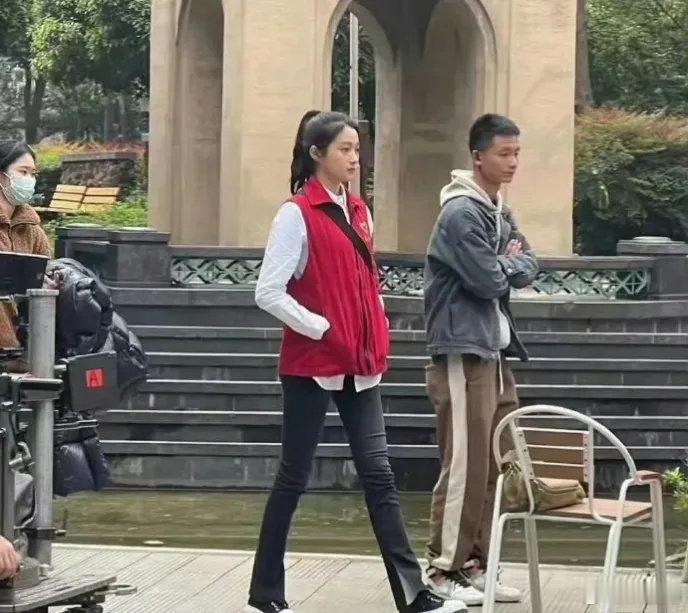关晓彤这裤子没人能驾驭的了吧 