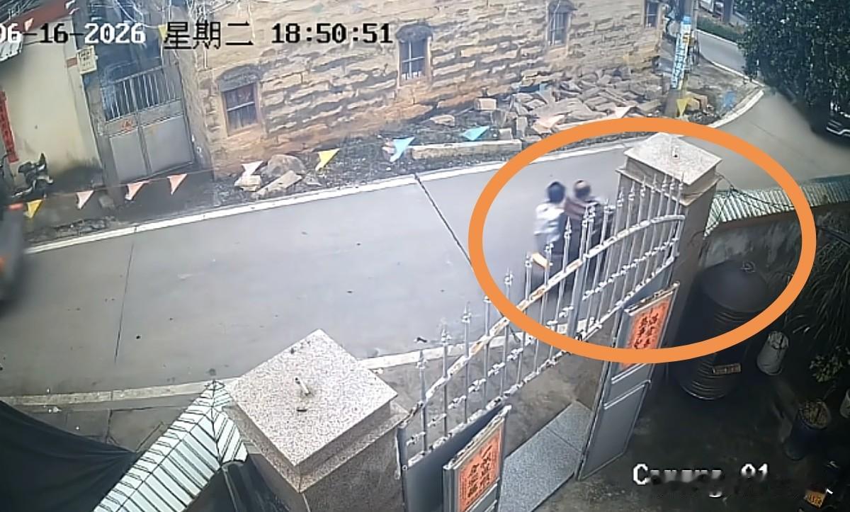 奔驰车主为了躲避电动车撞进别人家房子了，这要如何赔偿呢？把奔驰卖了够不够呢？
从
