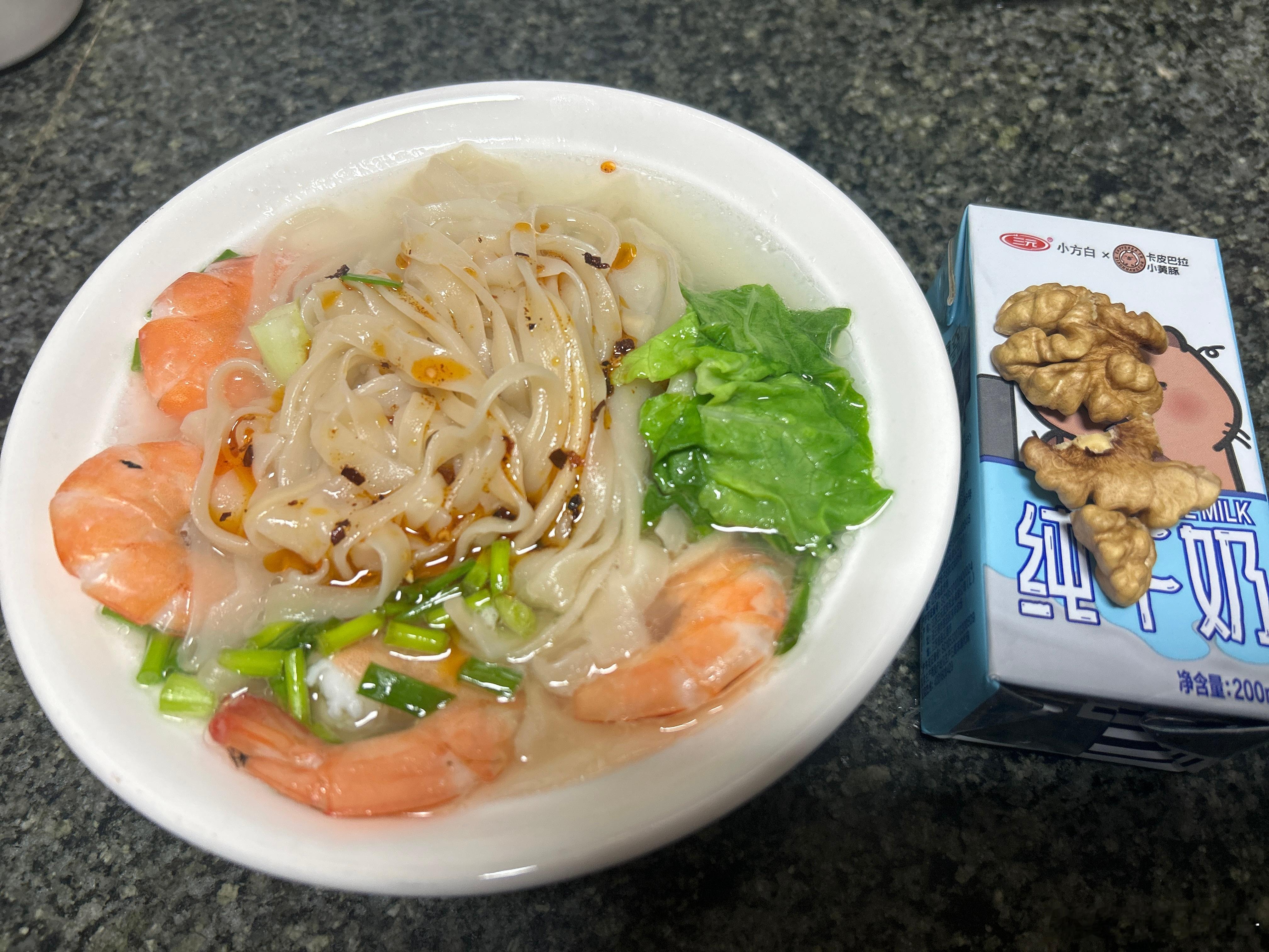 每天早起打卡娃读完英语✌🏻刚好吃饭🤣手工面🍜鲜虾🦐+猪油打底+青菜Nic