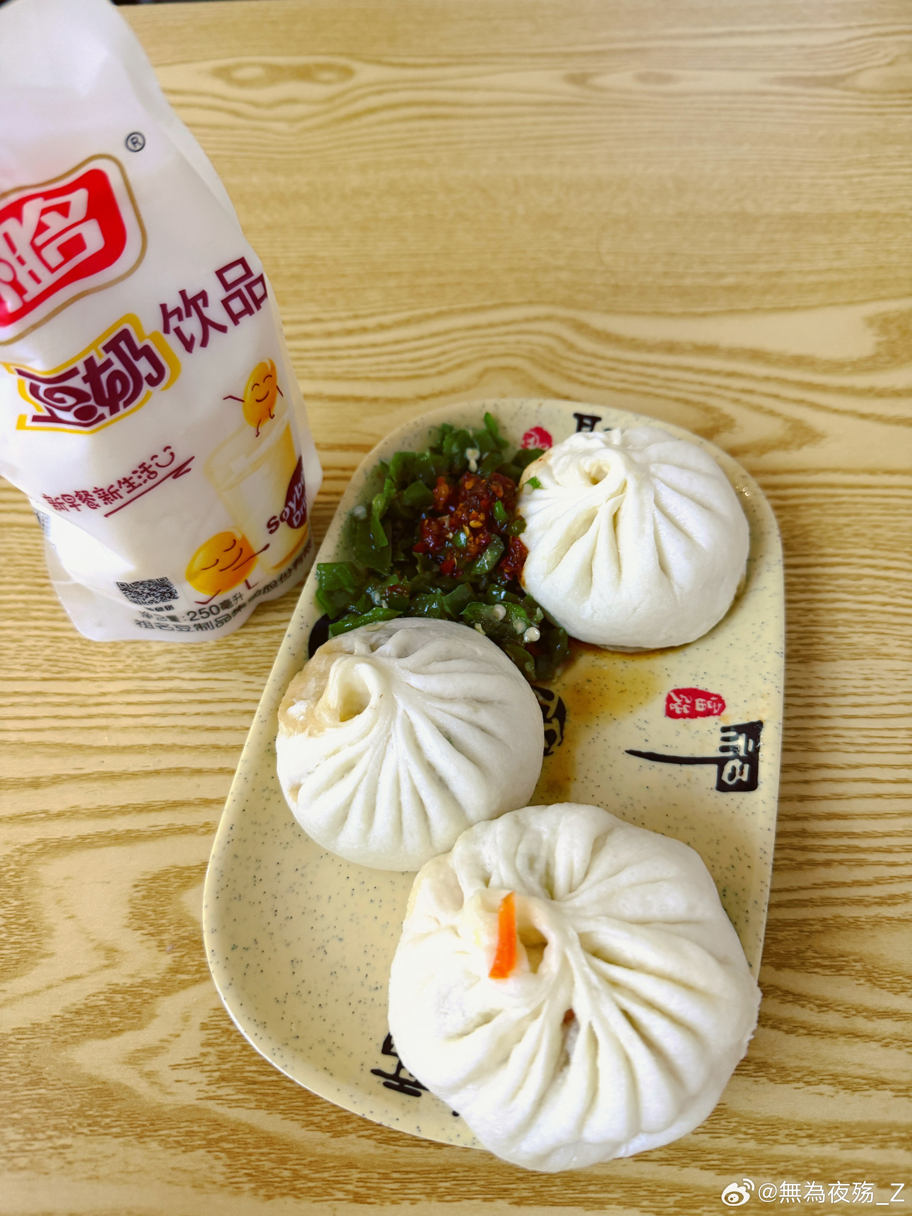 周一，天色是那种闷闷的青灰。太阳躲进厚厚的云褥里，探不出半张脸来。昨夜的雨下透彻