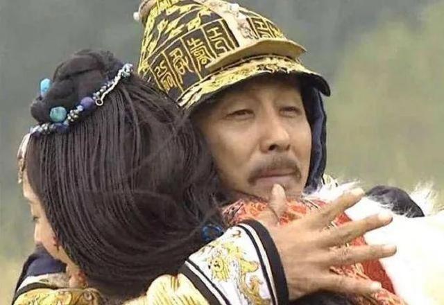 1697年，康熙亲征葛尔丹，粮草却被烧了。随行囚车中的纳兰明珠咬了一口手中的窝窝