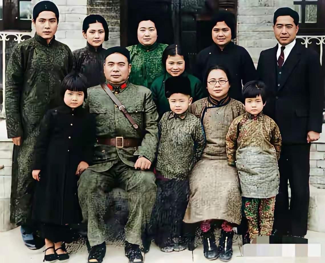 冯玉祥夫人李德全，建国后当了15年部长，后为副国级，儿子授少将