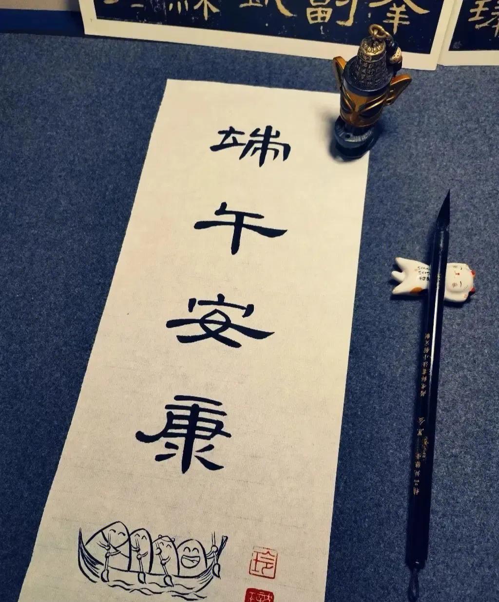 
家乡在鄂西北，小时候，每到端午节前，都会跟家人一起包粽子，过去在老家江边经常能