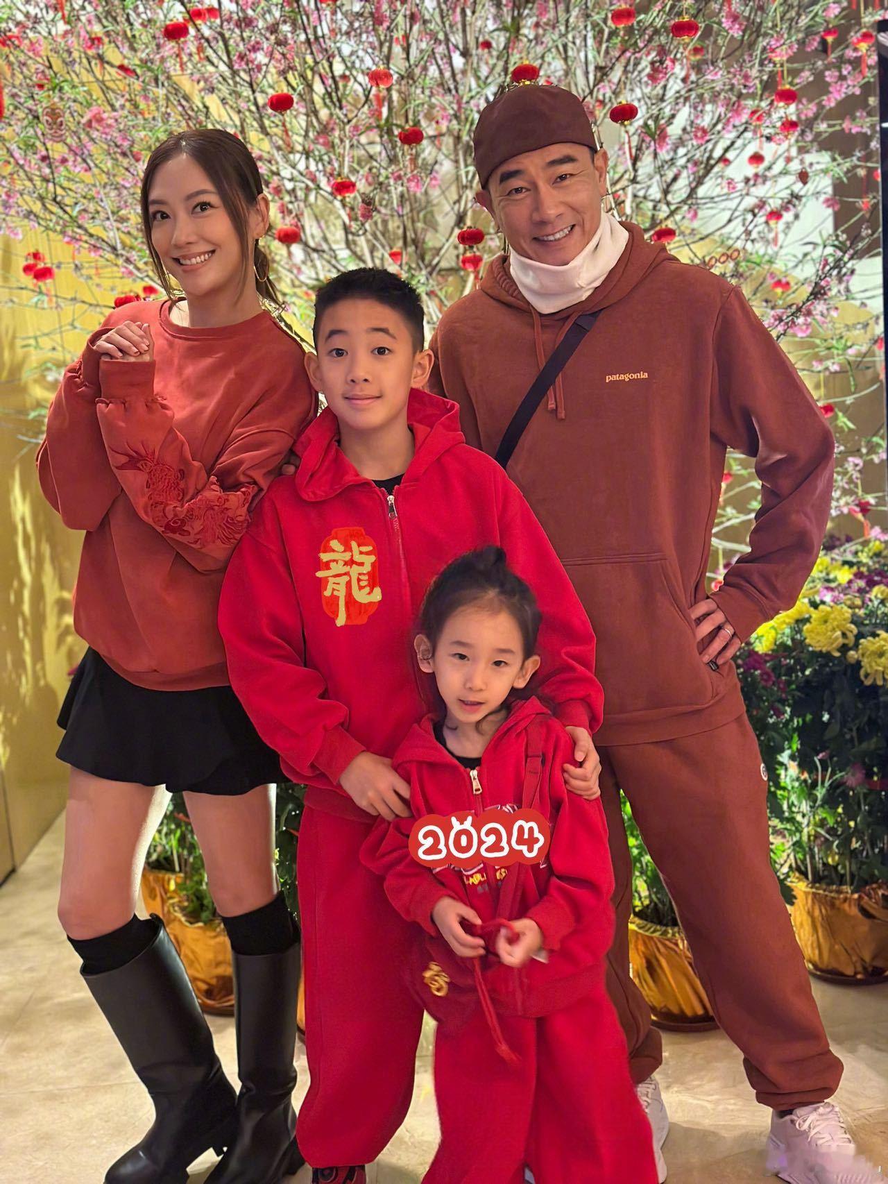 #jasper拜年照# 晒一家四口拜年合照，jasper红色套装出镜，又帅气了 