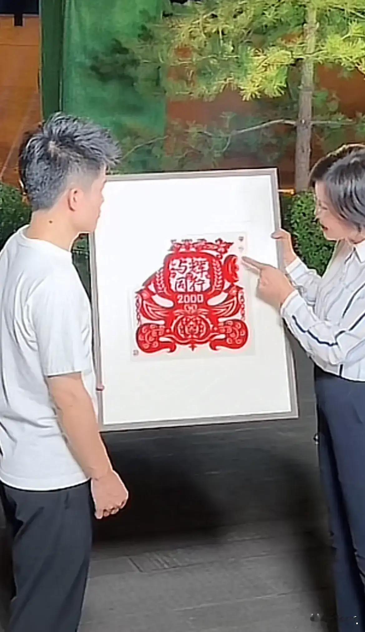 与辉同行山西行直播结束后，山西文旅厅王爱琴厅长亲自接送董宇辉，她说:“平台太重要