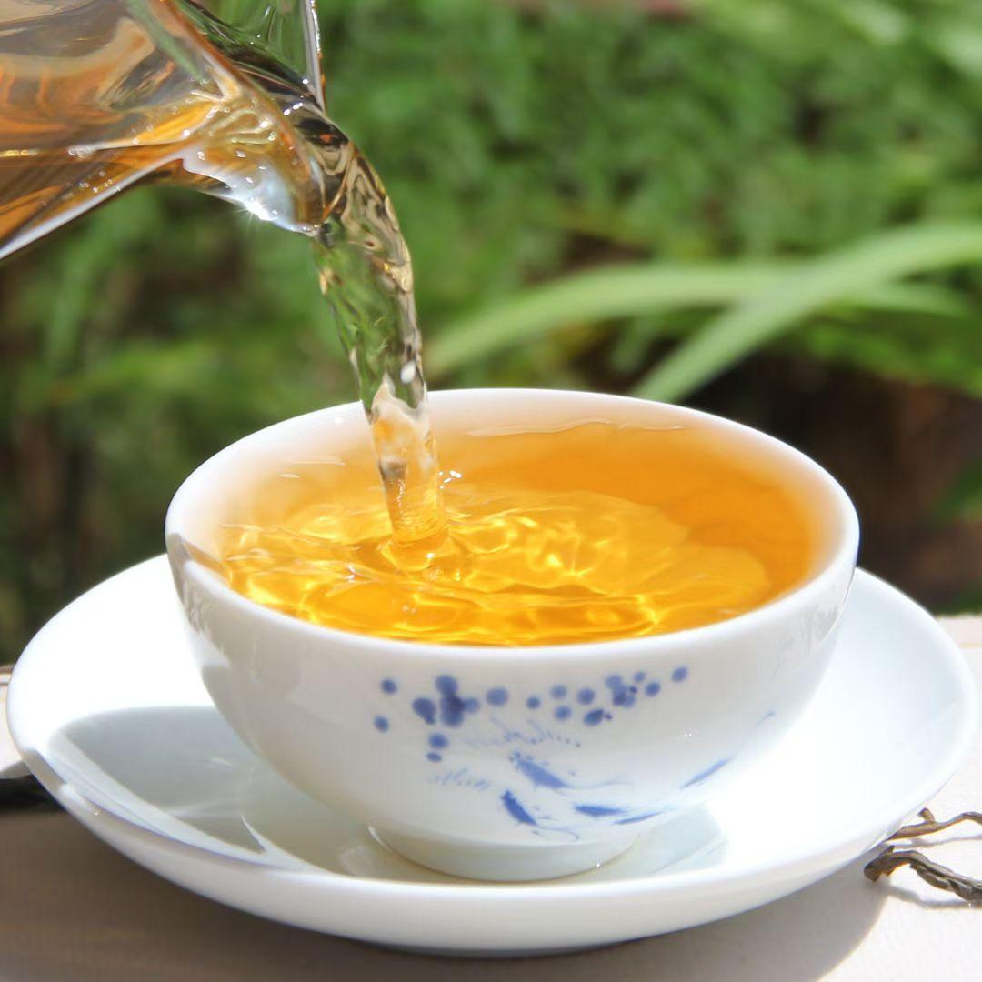 若遇上烦心事,你会喝酒还是喝茶? 遇上烦心事，喝酒还是喝茶，这真是个值得琢磨的事