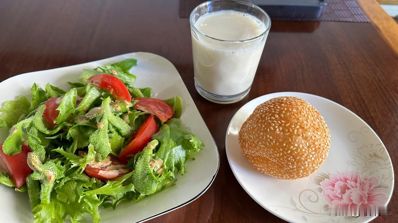 早餐二：这是我今天的早餐，去买菜时路过那家早餐店，突然又想吃炸枣了。其实我煮了粥