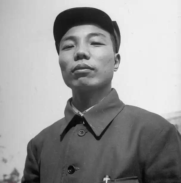 1938年，萧华初抵山东，为团结抗日，主动拜访省主席沈鸿烈。对年轻的萧华，老奸巨