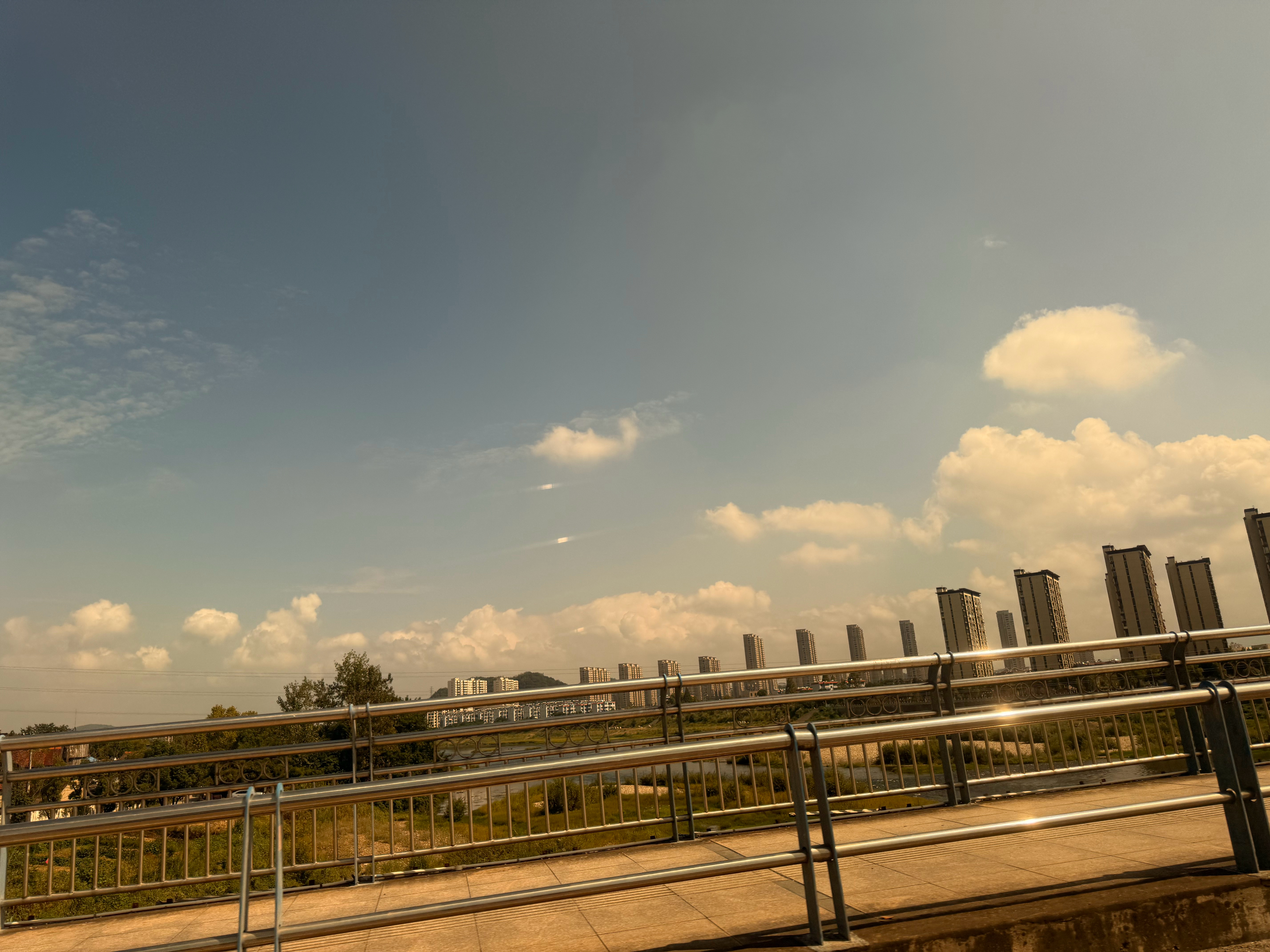 出工拍拍📷～P1P3车窗有膜 拍不出肉眼看到的美[泪]今天天真的很蓝很蓝[浮云