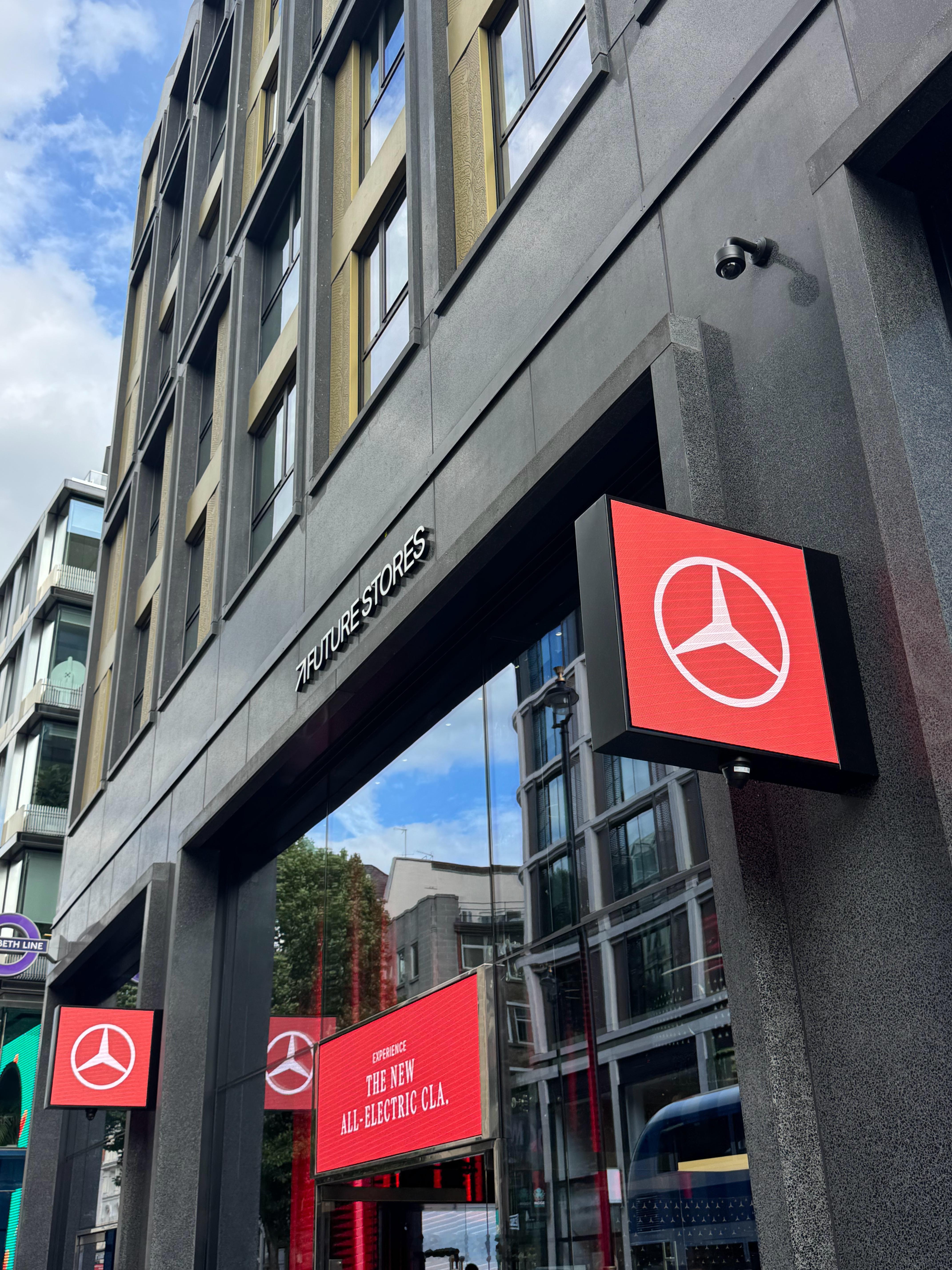 路过伦敦奔驰的新概念店～红色元素，红色纯电CLA，简单摸了摸，内饰质感还是很奔驰