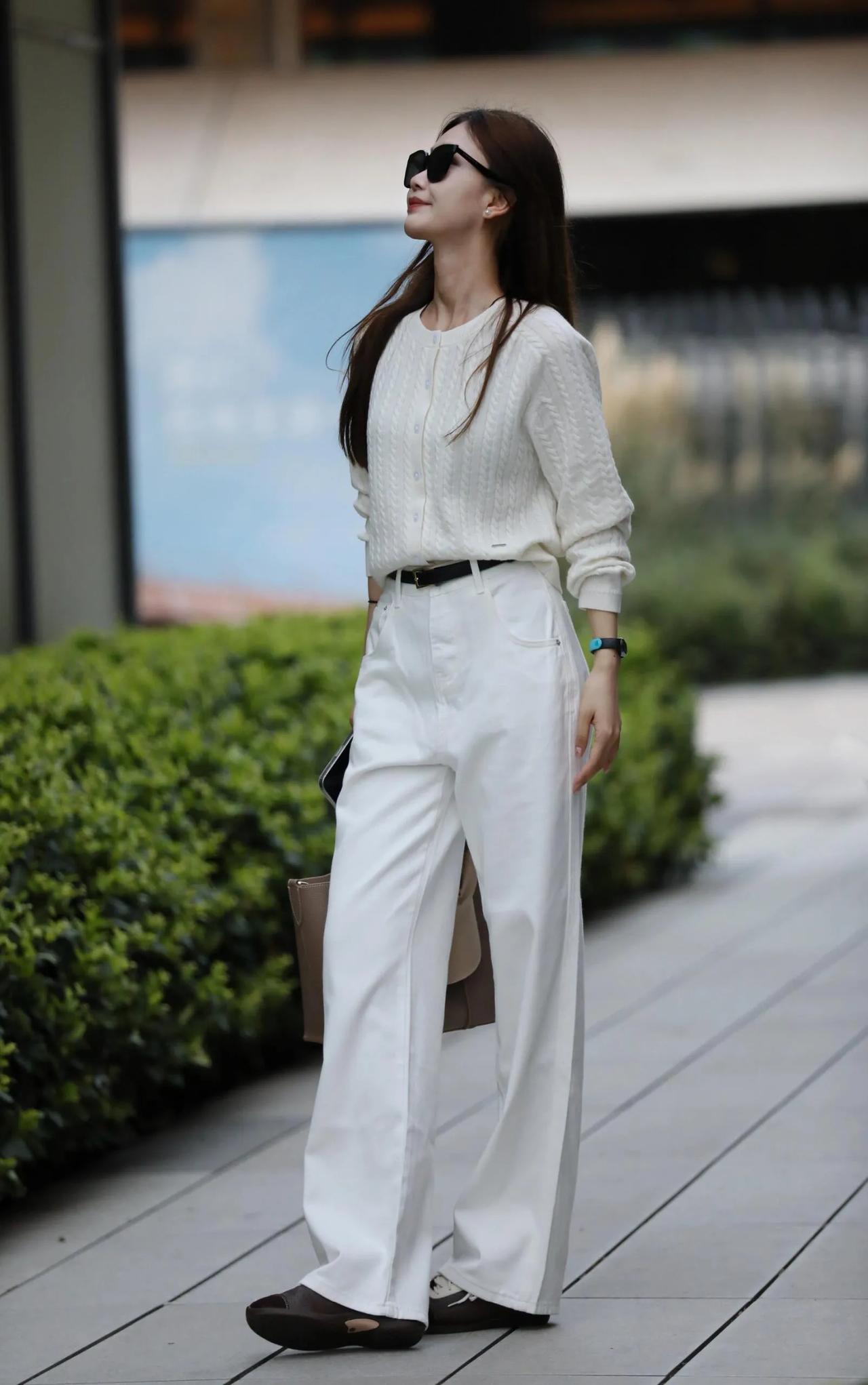 白衣白裤#静立街头如仙子#针织开衫#白衣倩影翩#