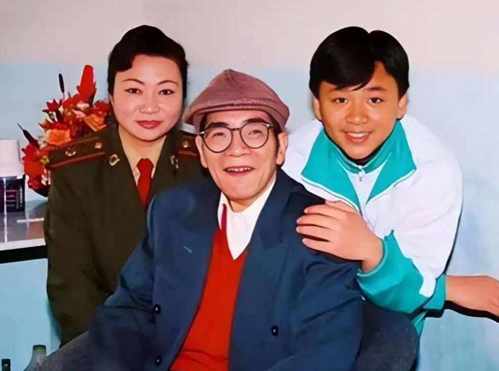 1977年，44岁的陈景润在住院时，喜欢上了27岁的女军医，在向女军医表白时，将