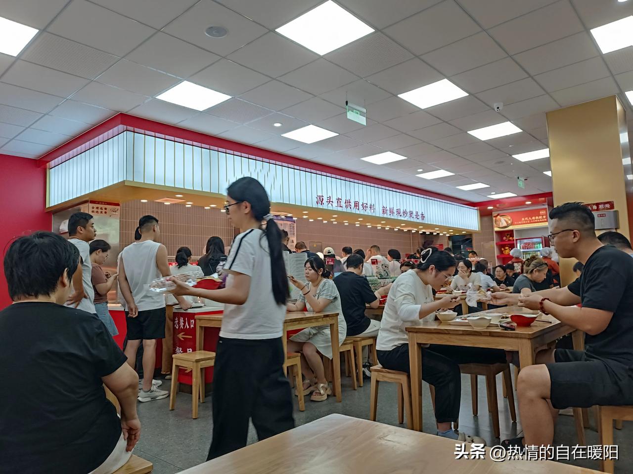 餐饮生意难做？走进同祥城这家新开的店，热闹的人气就是答案。
中午懒得做饭，儿子提