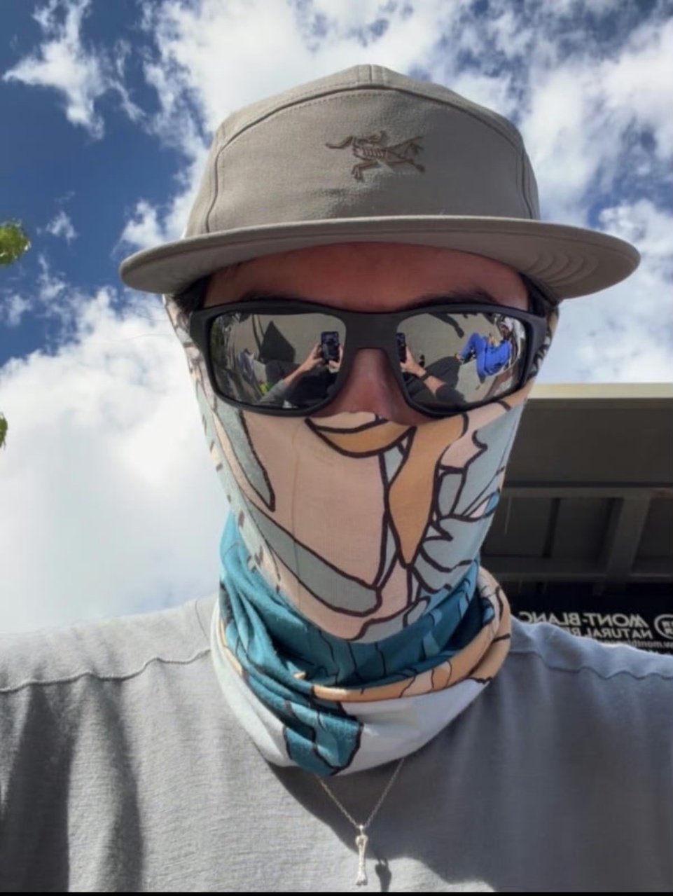王一博去了阿尔卑斯山最高峰王一博防晒脖套戴反了 王一博防晒脖套戴反了哈哈哈哈 ​