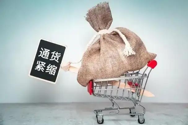 通货紧缩正悄然侵蚀财富。什么是通货紧缩？用渔村的故事就能明白。

两年前，一个平