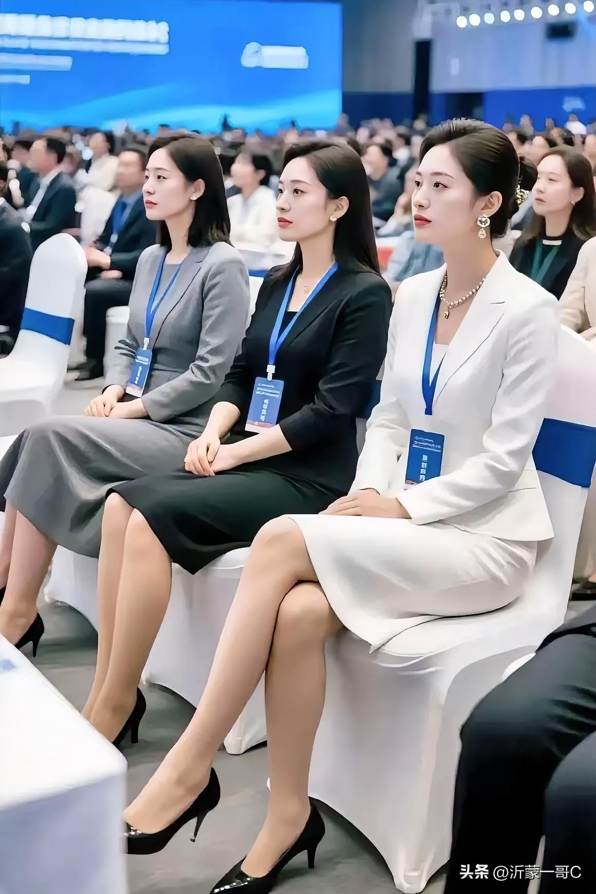 三人个个都是精英！都是漂亮大美女，走到哪里都是一道靓丽的风景线，这气质杠杠的，这