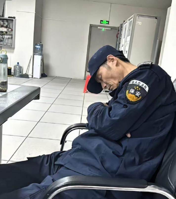 60岁老人在岗位上打了16分钟瞌睡，被公司当场开除，最后反倒让公司赔出两万六千二