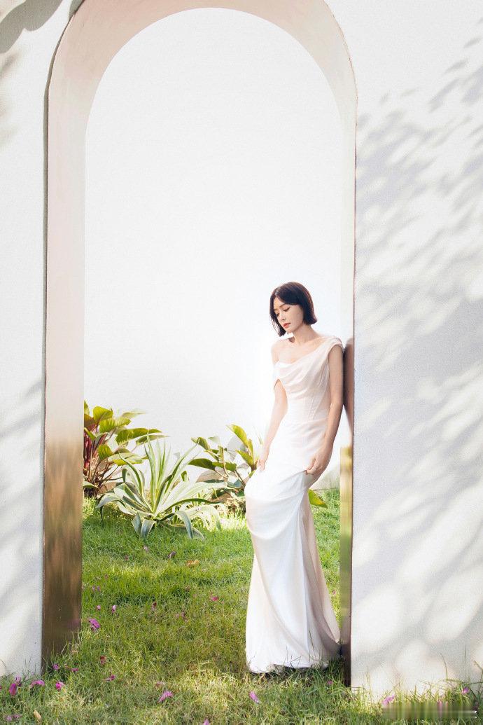 秦岚捕捉一角夏天秦岚白色长裙look秦岚白色长裙造型，好美 