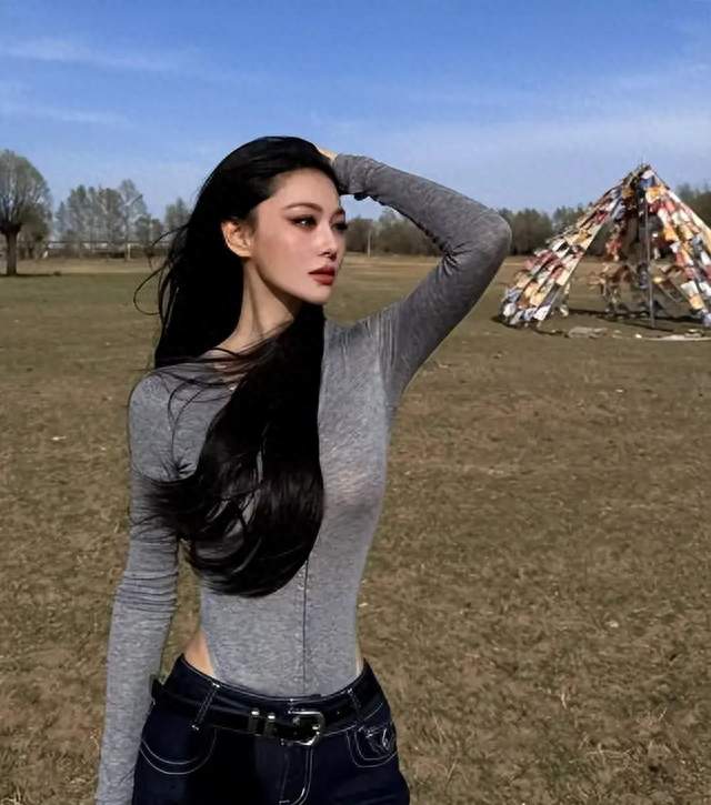 39岁张馨予穿透视装，曲线自然不紧绷，分寸感才是真高级