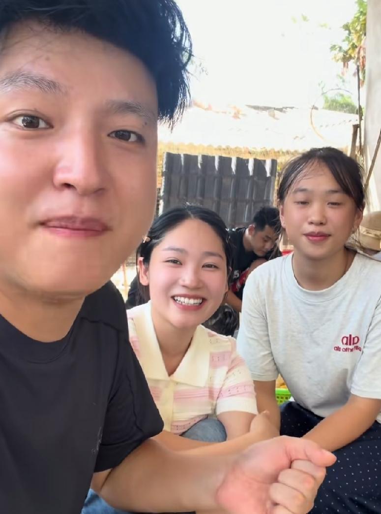 小松和秋秋在越南老丈人家给可昕办百日宴，办的非常顺利，而且很成功，亲属们都来了，
