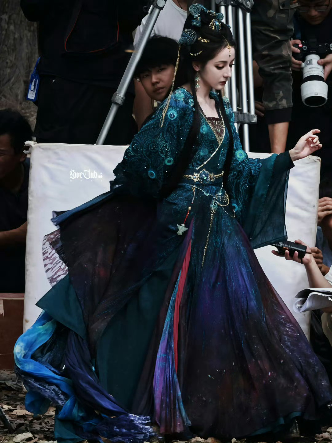 #迪丽热巴贺思慕青衣路透#啊啊啊这么美的贺思慕 我直接一眼沦陷🥹😗 能不能让
