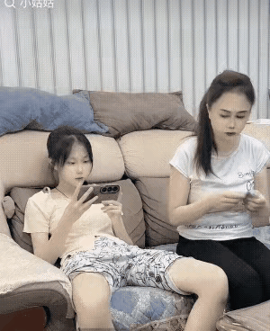 在家才有的真实模样，小姑娘沙发上放飞自我，亲妈都看不惯

家庭日常 真实生活