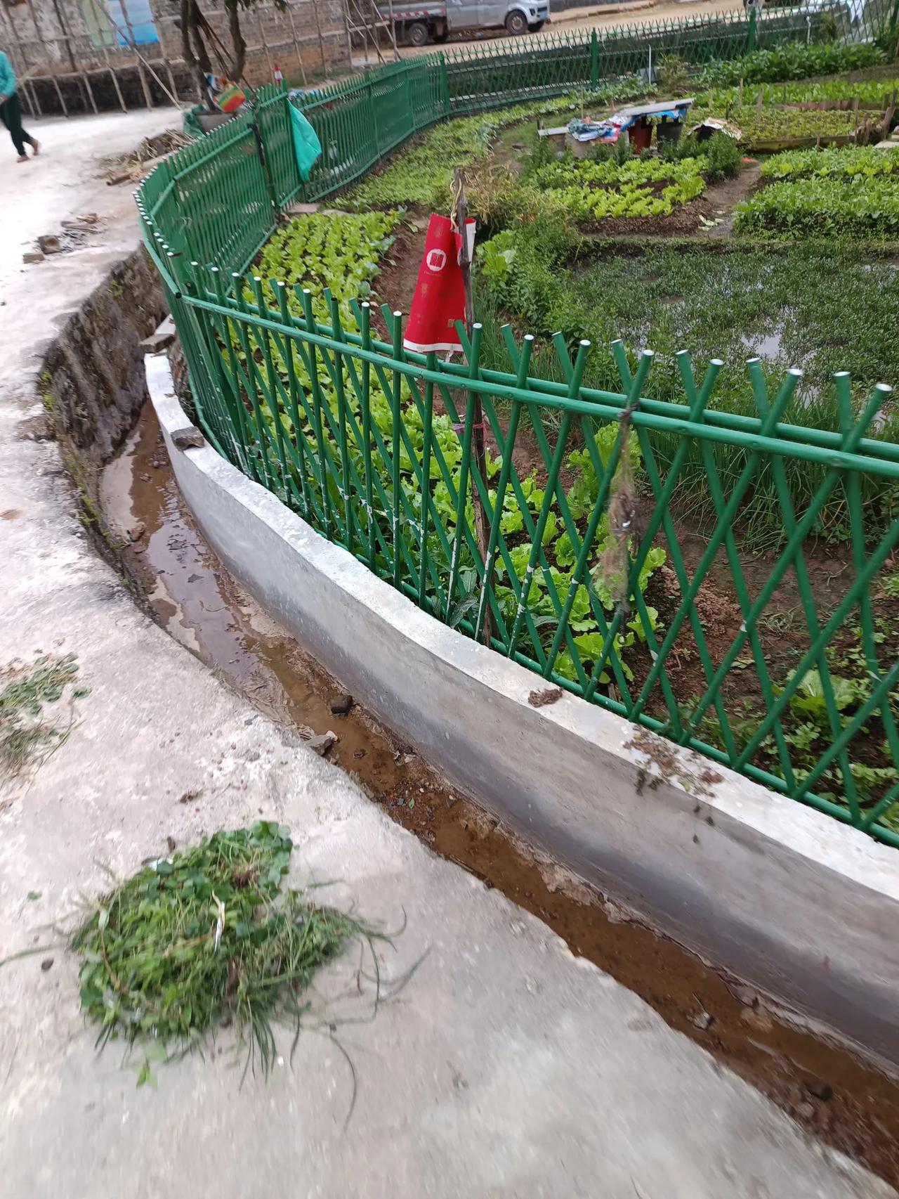 读高中的孩子逢周末就叫请假，孩子请假的目的无非想问老师拿手机，因为手机是比老师保