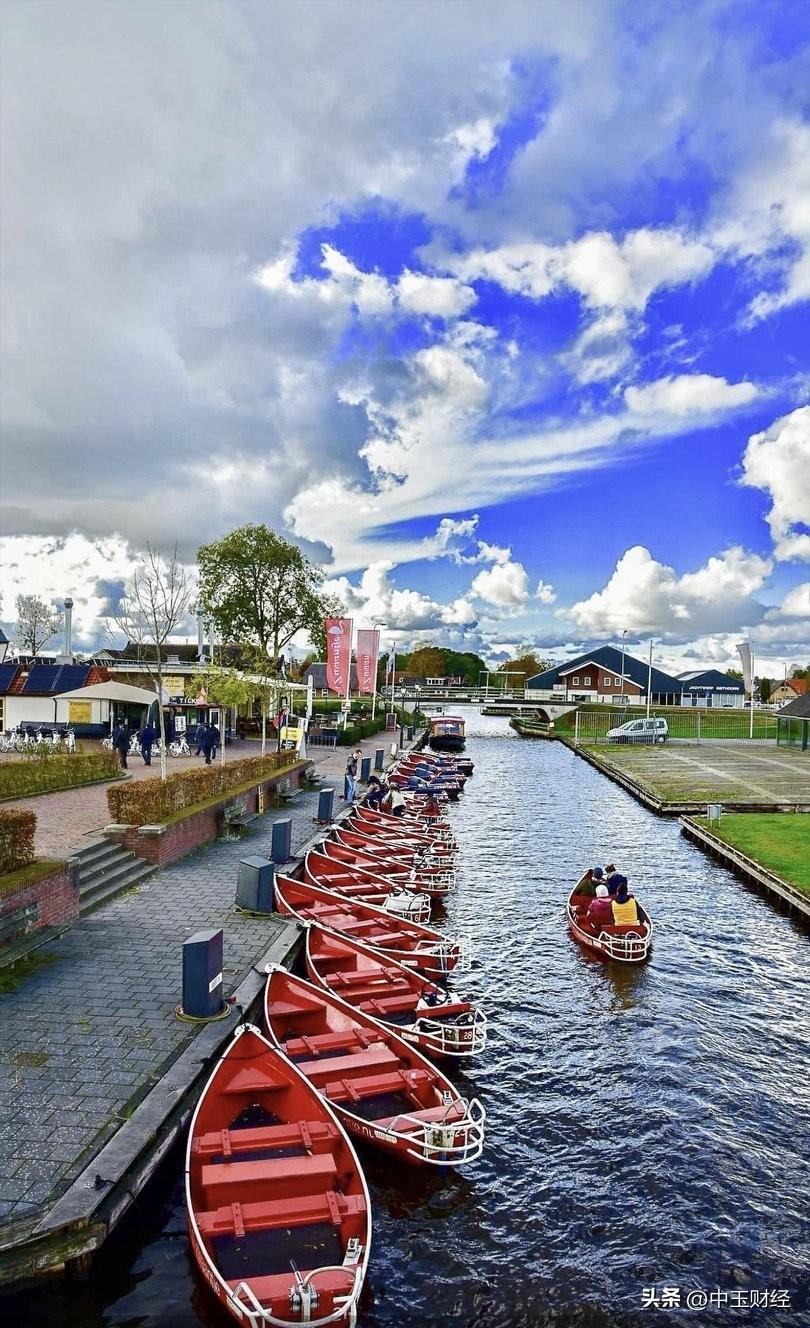 晒一张相册里的天空吧水天一色！这是荷兰阿姆斯特丹附近的一个小镇，叫羊涌村。看看那