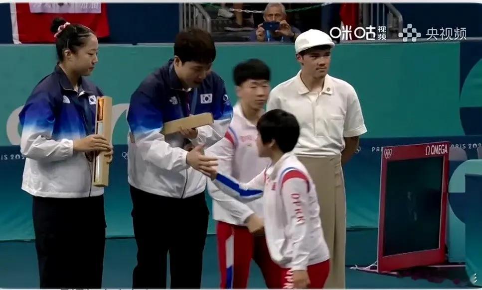 7月30日朝鲜队的和韩国队握手了，真的是体育无国界。看到申裕斌和林钟勋站在讲台，