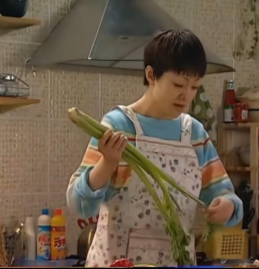 发现没有？
《家有儿女》中，刘梅每次做饭，不是摘芹菜叶子，就是拿个小菜板切胡萝卜
