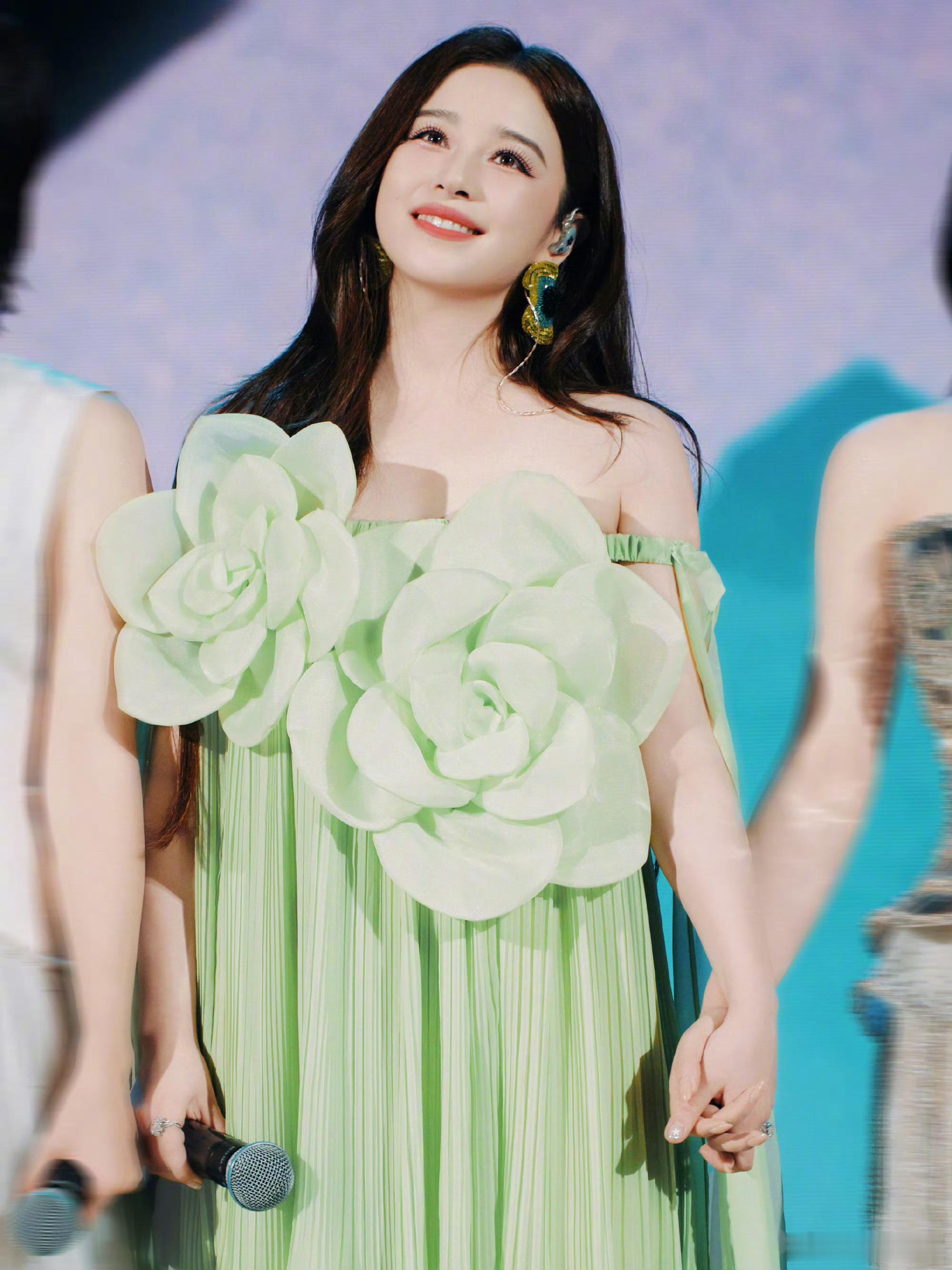 阚清子翻牌了喜欢自己15年的粉丝 以岁月为证，以真心为底，坚守十五年纯粹热爱。五