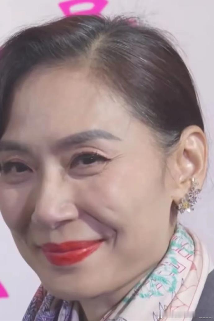 岁月流转，61 岁邝美云虽添华发，却风韵犹存。时光未败美人，昔日美貌余韵尚在，于
