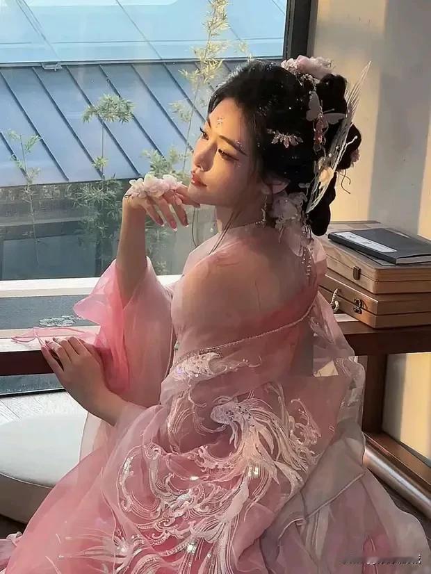 古风汉服少女，粉嫩梦幻，韵味十足！

近日，许佳琪国风大片惊艳亮相，她身着粉色古