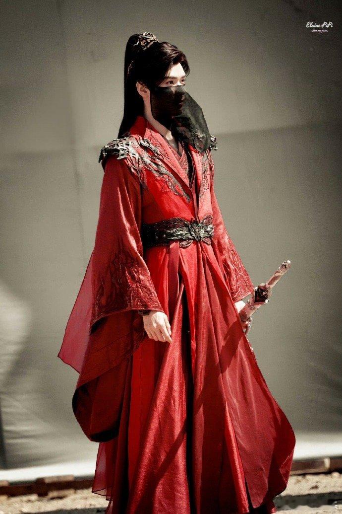 #龚俊暗河传红衣半遮面# #龚俊苏暮雨红衣路透# 龚俊暗河传苏暮雨红衣半遮面，是