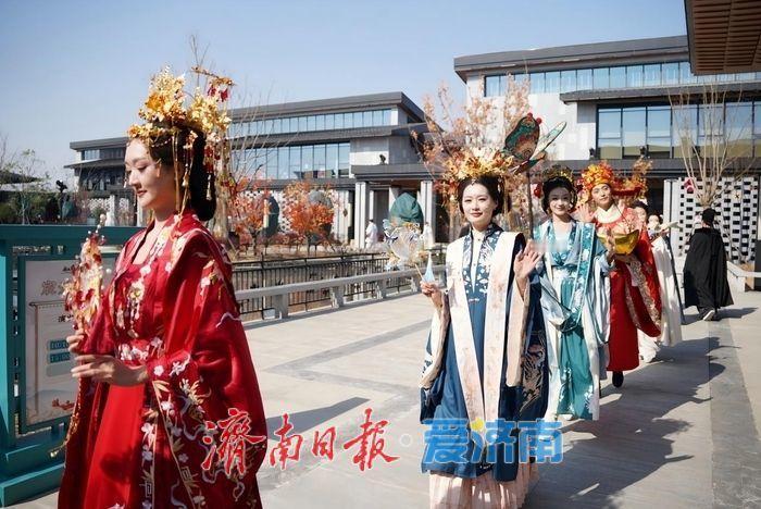 正月初二，泉城济南年味醇厚，热度持续攀升。济南如梦令宋词主题演艺乐园自正月初一正