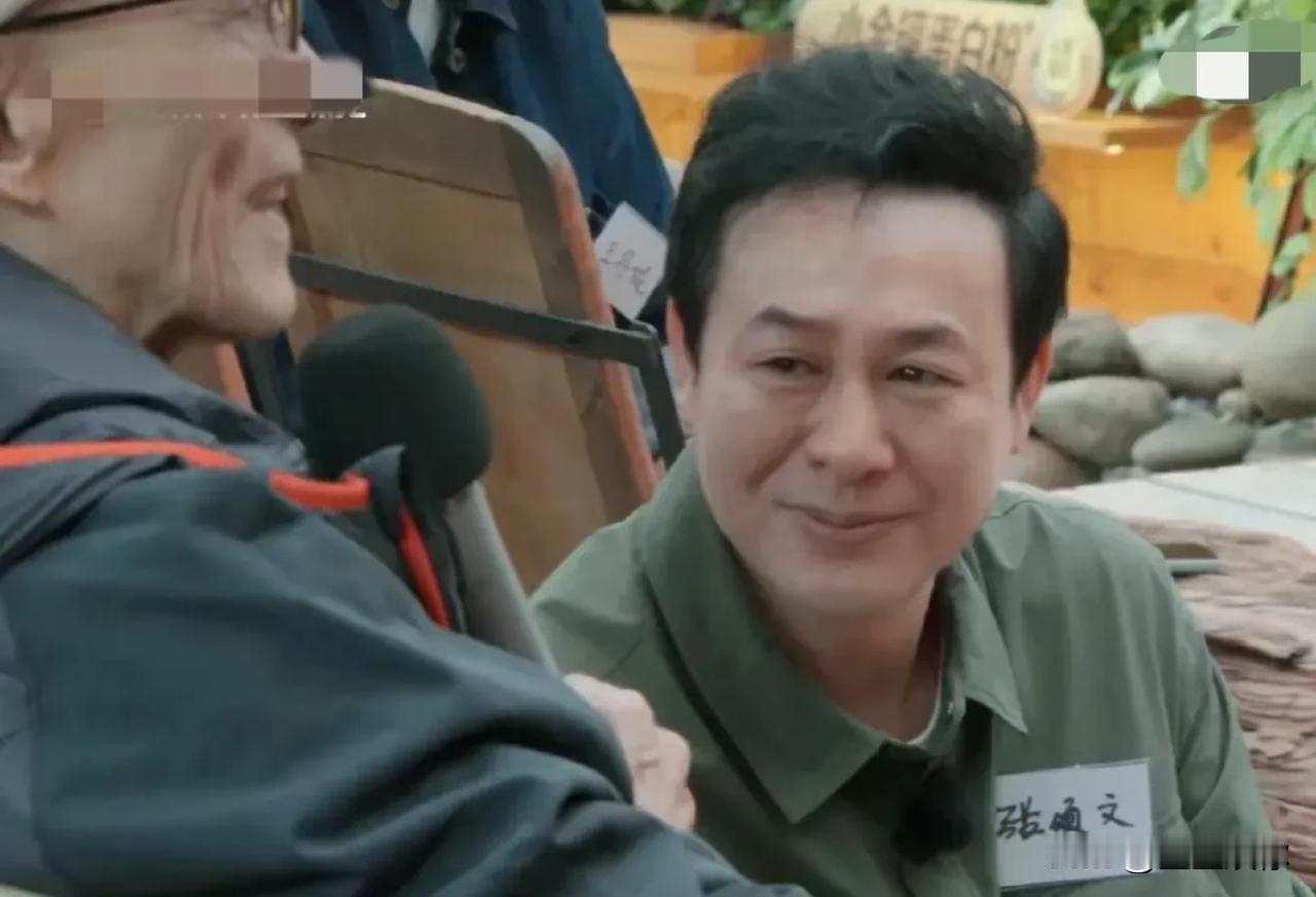 张颂文参加综艺的状态和黄磊他们的完全不同，整个感觉很舒服的状态！听他说话很舒服，