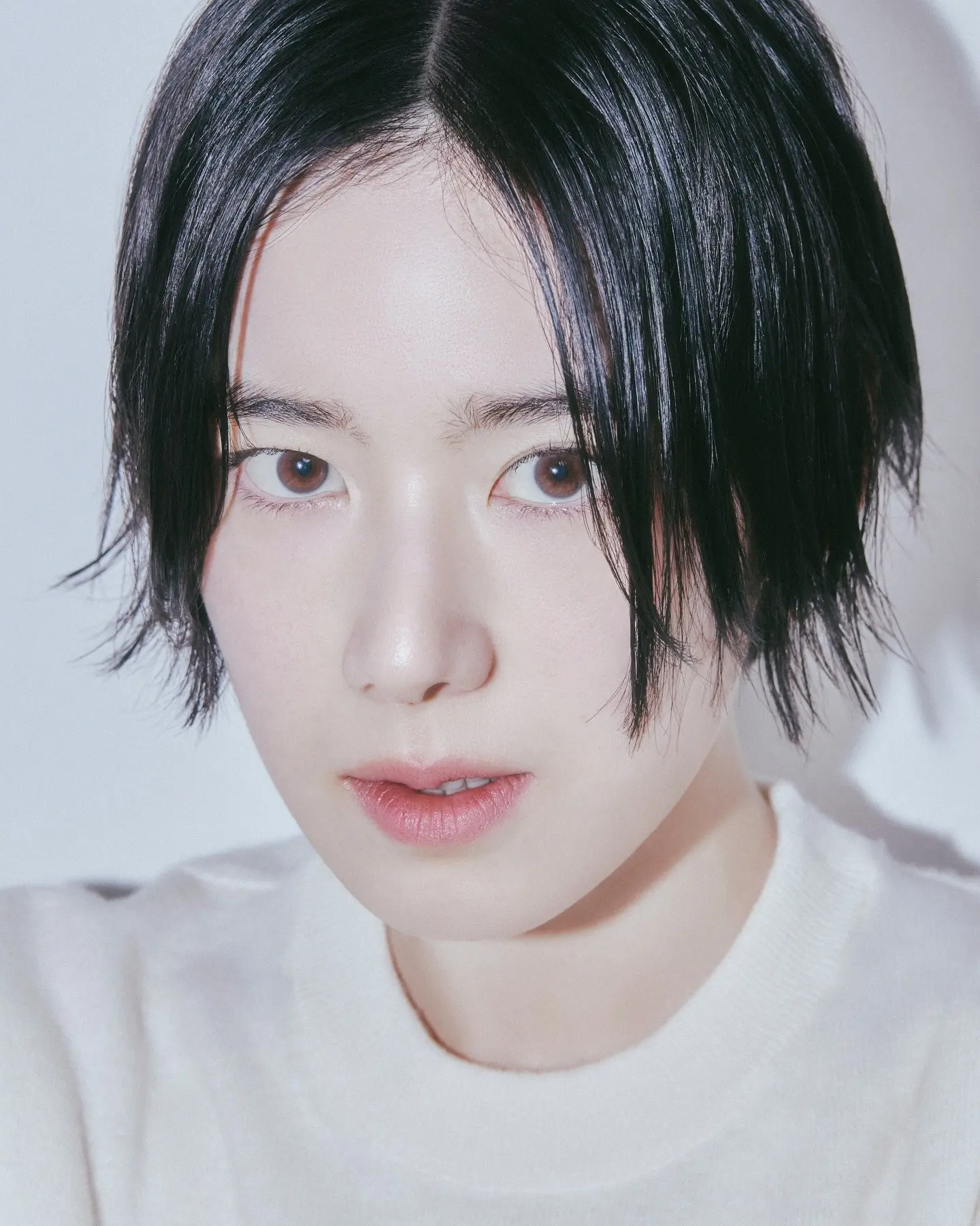 郑恩彩38岁生日写真，中分湿发她真的敢！ 郑恩彩工作室今日分享写真  ...