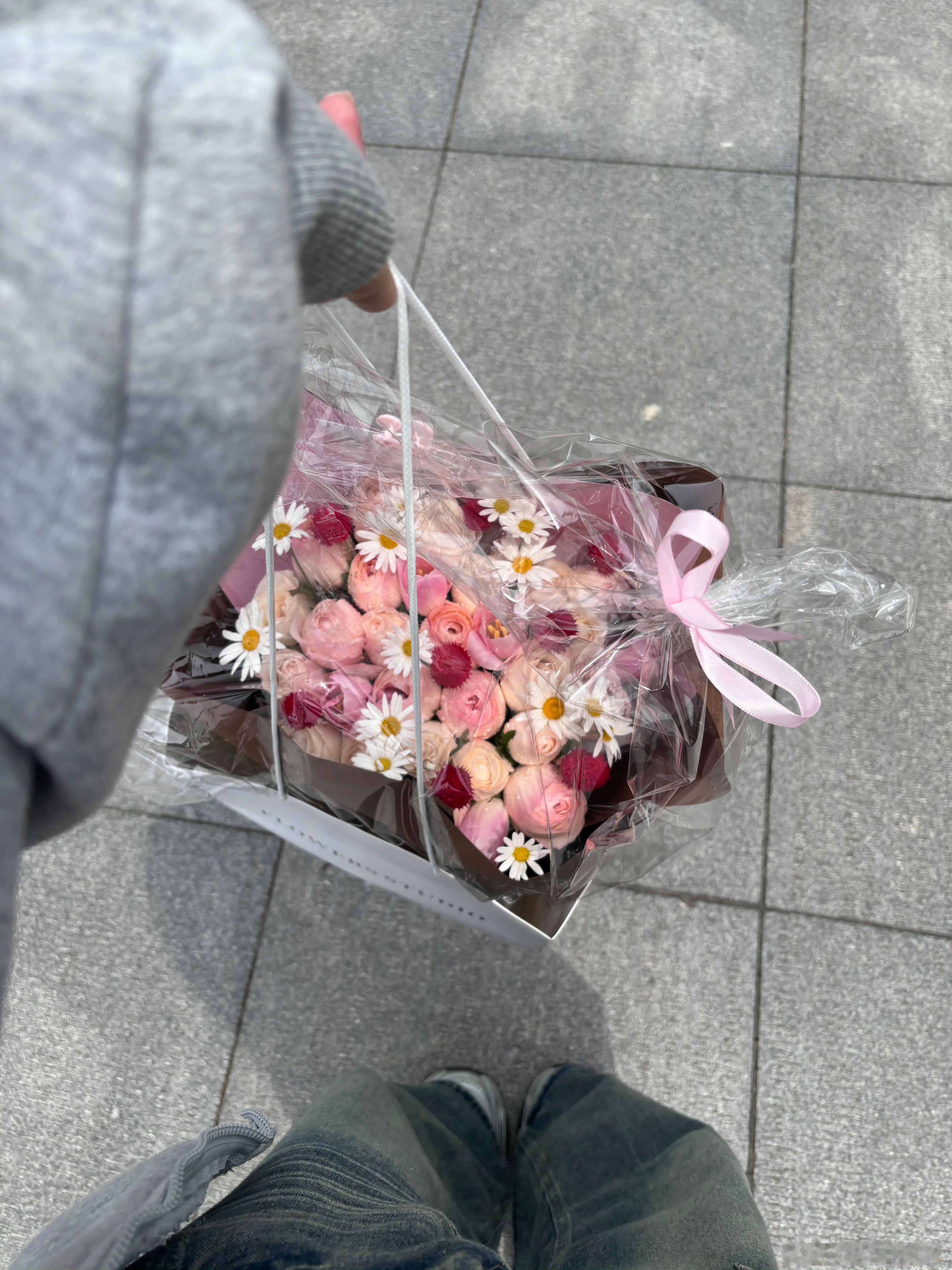 家财万贯买不了太阳不下山,一无所有不代表我们没有明天。 