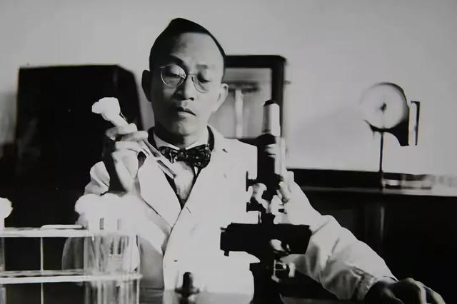 1941年，西方把青霉素列为军事机密，中国老百姓和军人伤口发炎红肿后，往往因为没