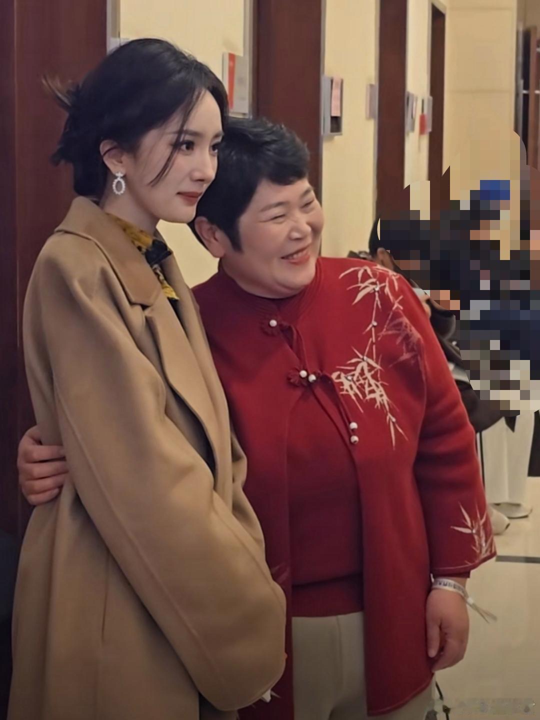 房主任搂着杨幂给女儿录视频山东脱口秀演员房主任遇到杨幂，激动地攥住大幂幂不放手，