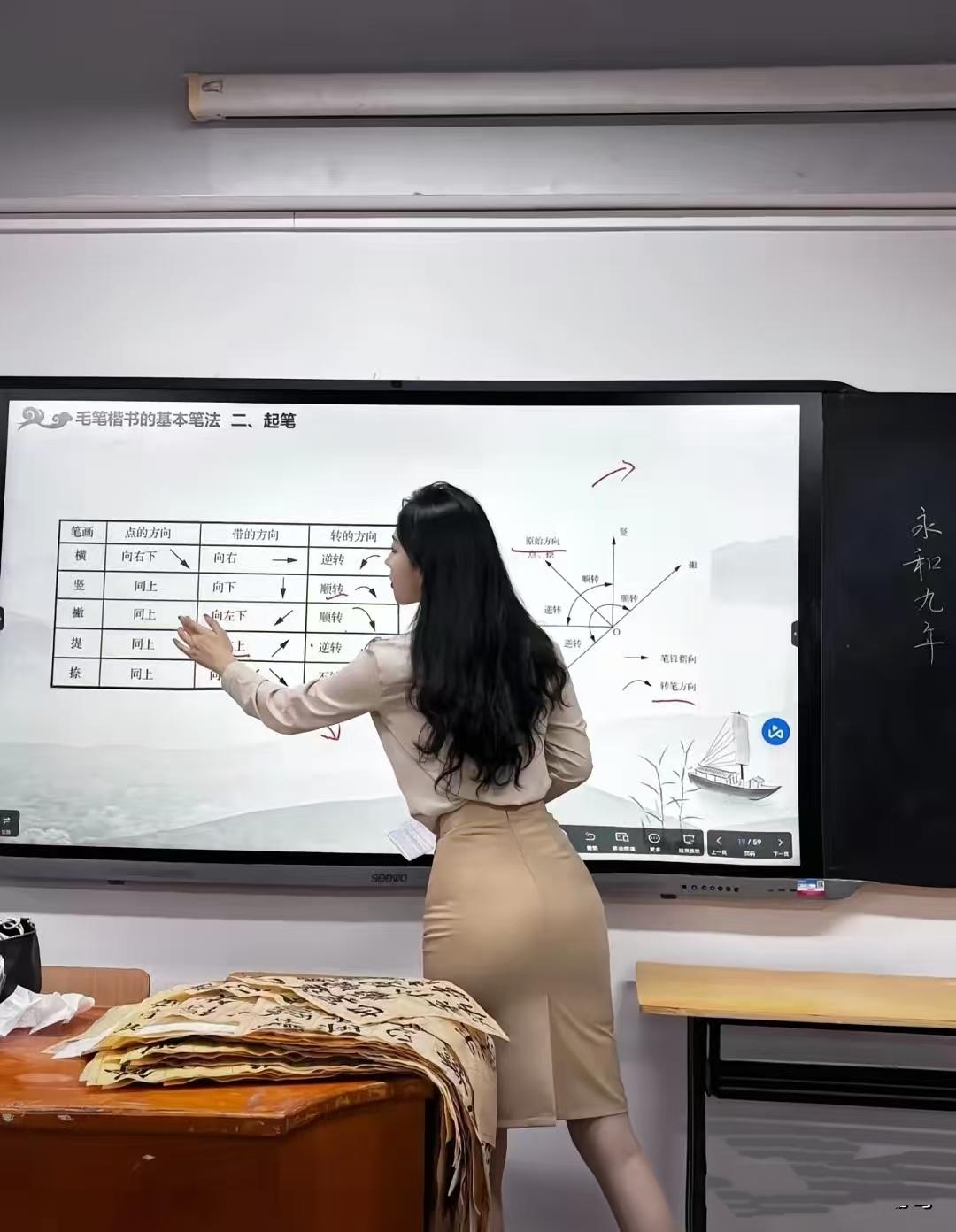 28岁中专女老师，

靠卖不雅视频获利24万，

最终换来三年刑期+25万罚款，