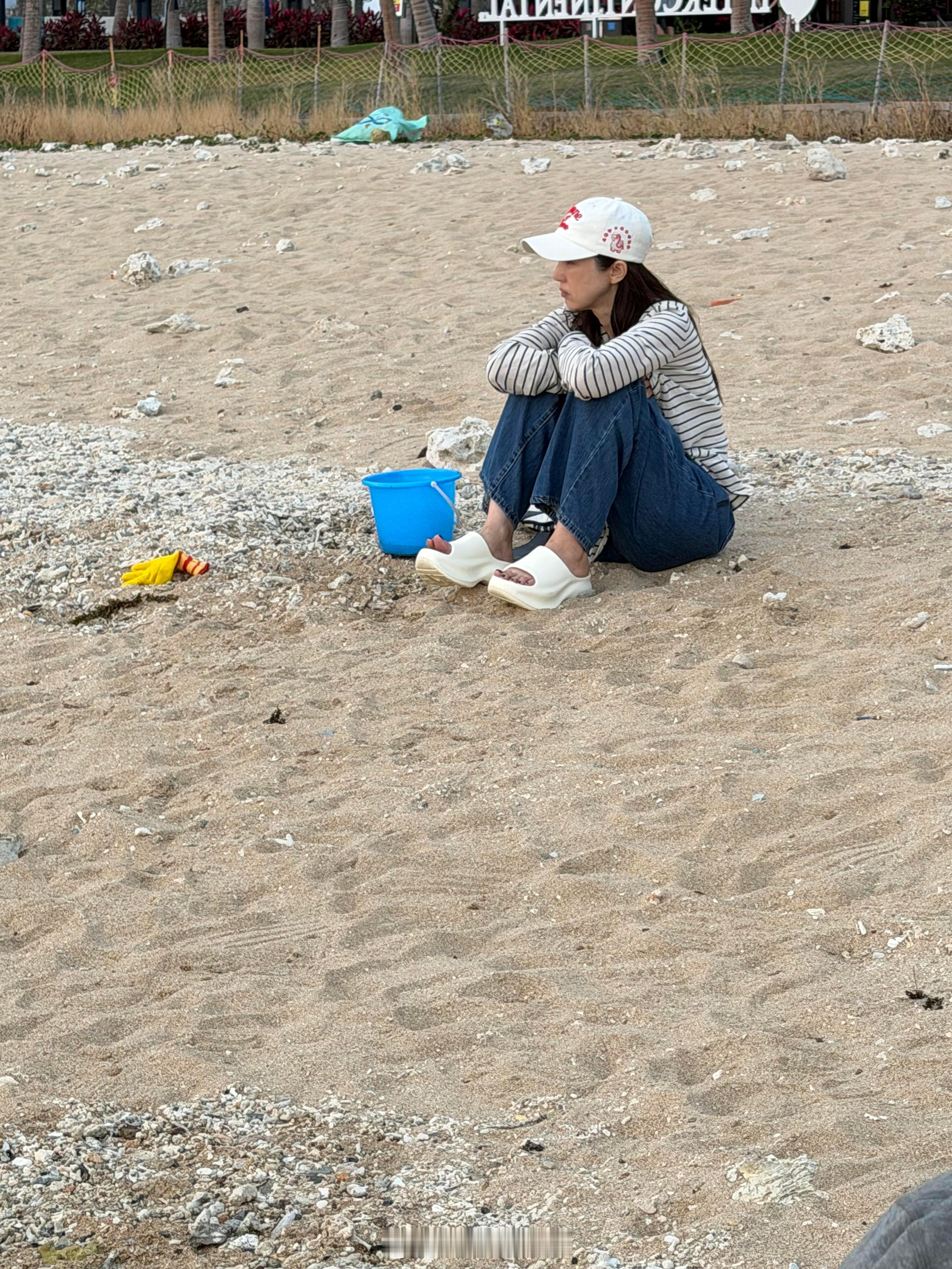 董璇张维伊带小酒窝沙滩玩耍董璇张维伊带小酒窝抓螃蟹 董璇张维伊带小酒窝抓螃蟹，好