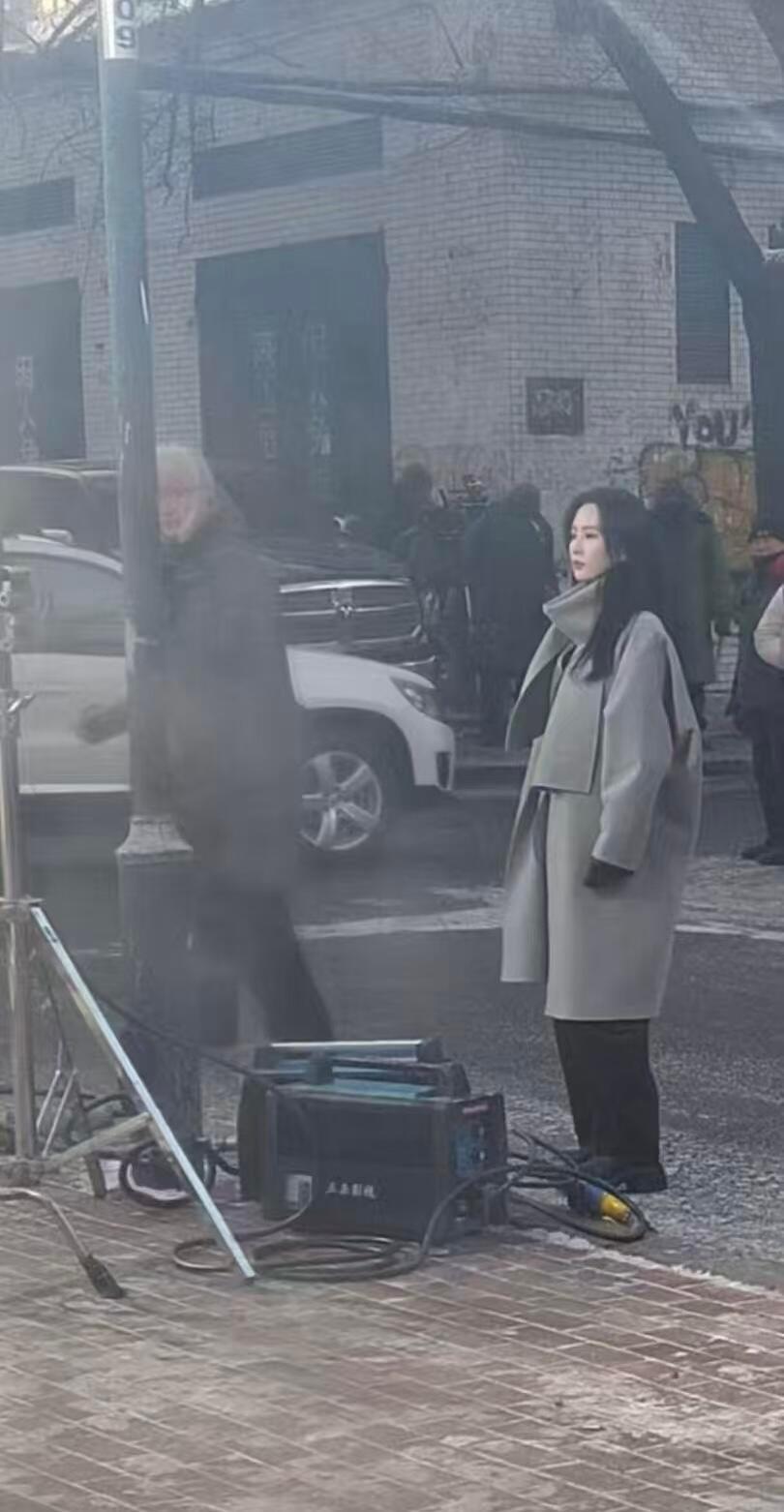 刘诗诗今日份醉梦拍摄路透🈶 光站在那就很高级、、姐感要溢出来了[色] 