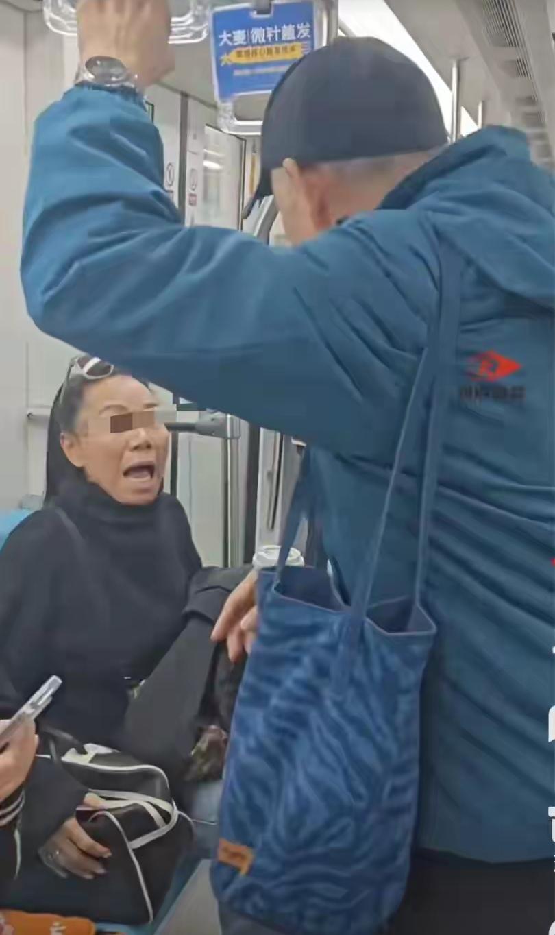 你能想象吗？在上海地铁上，一女子用手提包占座，还和老人起了激烈争执，这究竟咋回事