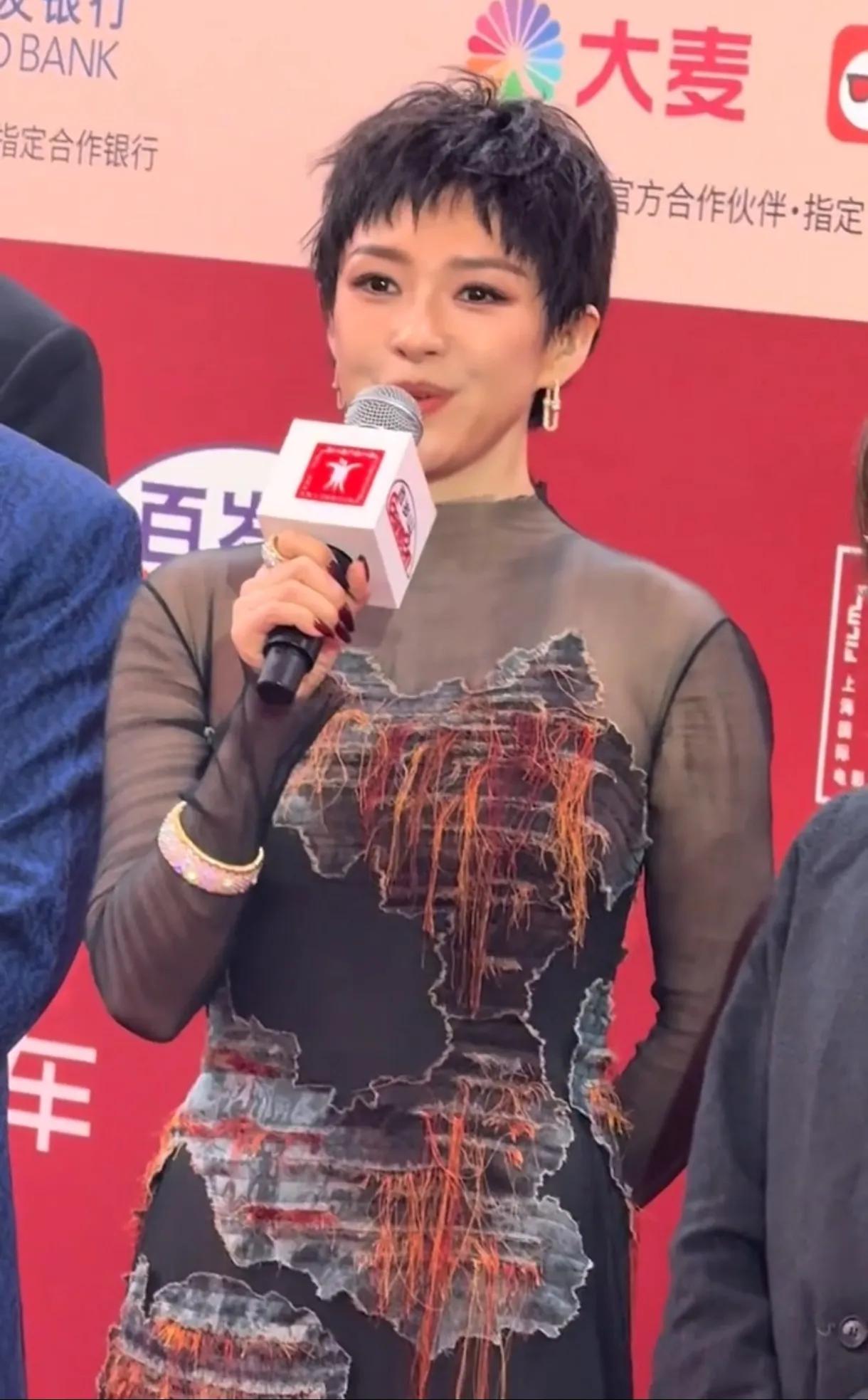 章子怡快50的人了，身材气质保养太好了吧，感觉汪峰好亏啊！