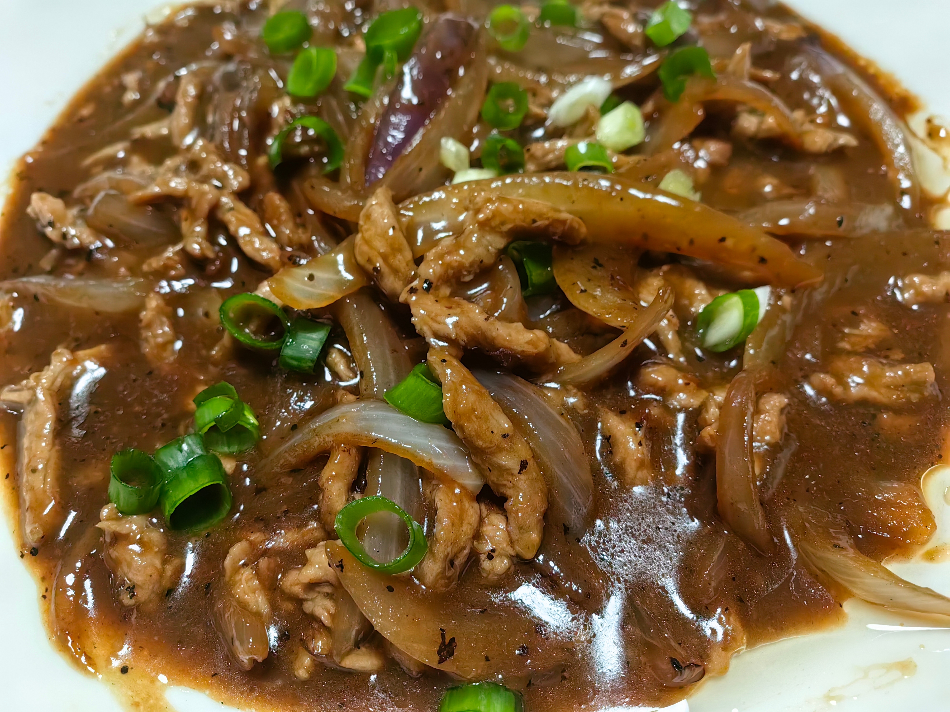 每日一餐分享今天吃黑椒牛肉。白灼虾，小黄瓜。 ​​​