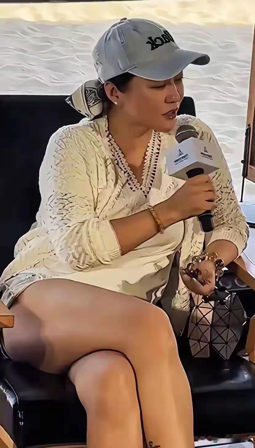 各位友友看过来，看看你们认识她吗？她也是曾经十分红的演员如今却膀大腰圆。看那粗壮