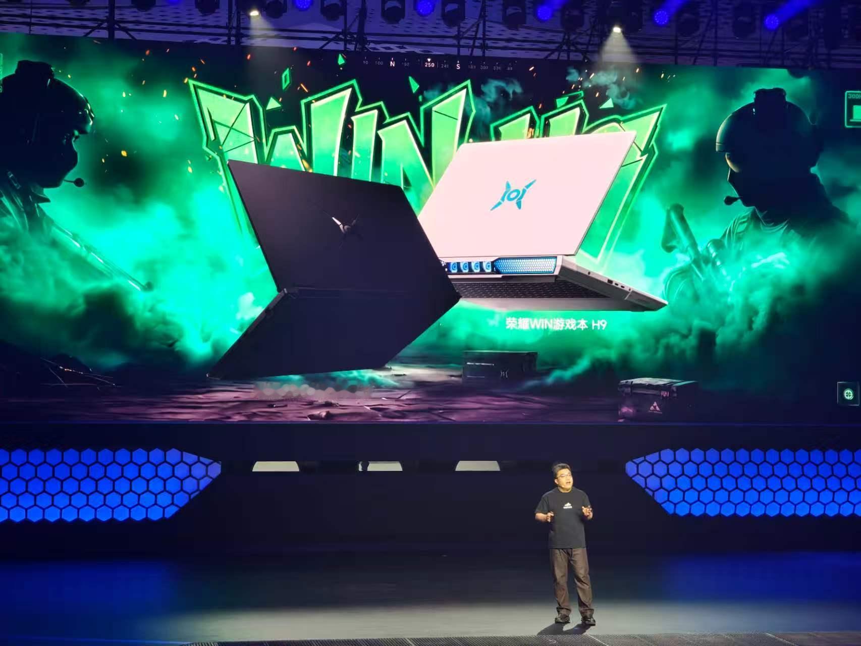 荣耀 WIN 游戏本来了，拥有黑白两个配色，大家喜欢黑还是白？我个人喜欢白色～