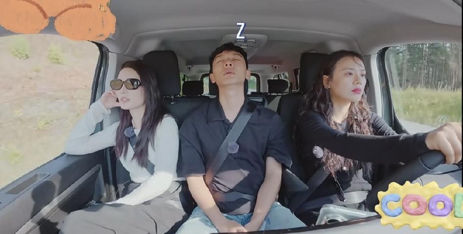 看花儿与少年综艺，我妈妈说：“张晚意这小伙子不错，情绪稳定，坐中间也能睡着，还放