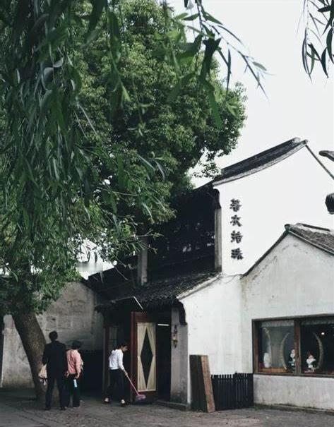 人回不了家并不是因为距离，而是因为岁月，人回不了家就像他回不到母亲的腹中。在几十